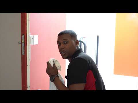 Gaat je sleutel moeilijk in het slot? Of piepen de deuren? Gebruik WD-40.